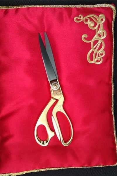 Декоративный комплект: подушка с орнаментом и золотые ножницы