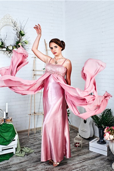 Платье вечернее (розовое с вышивкой бисером)